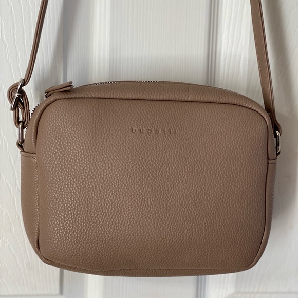 Bugatti women’s essentials crossbody bags excellent condition no damages. - Picture 2 of 7